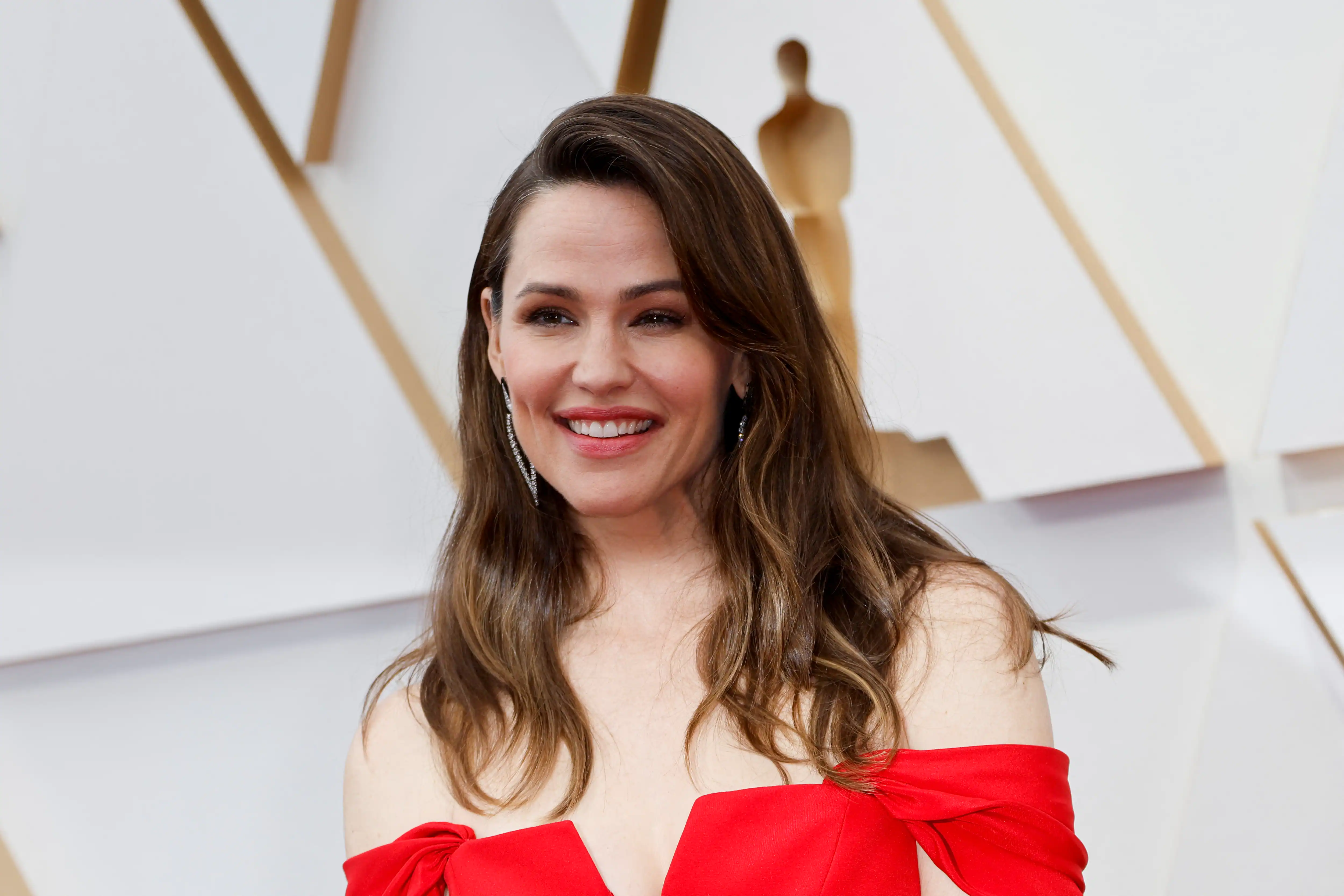 Jennifer Garner poses on the red carpet during the Oscars 